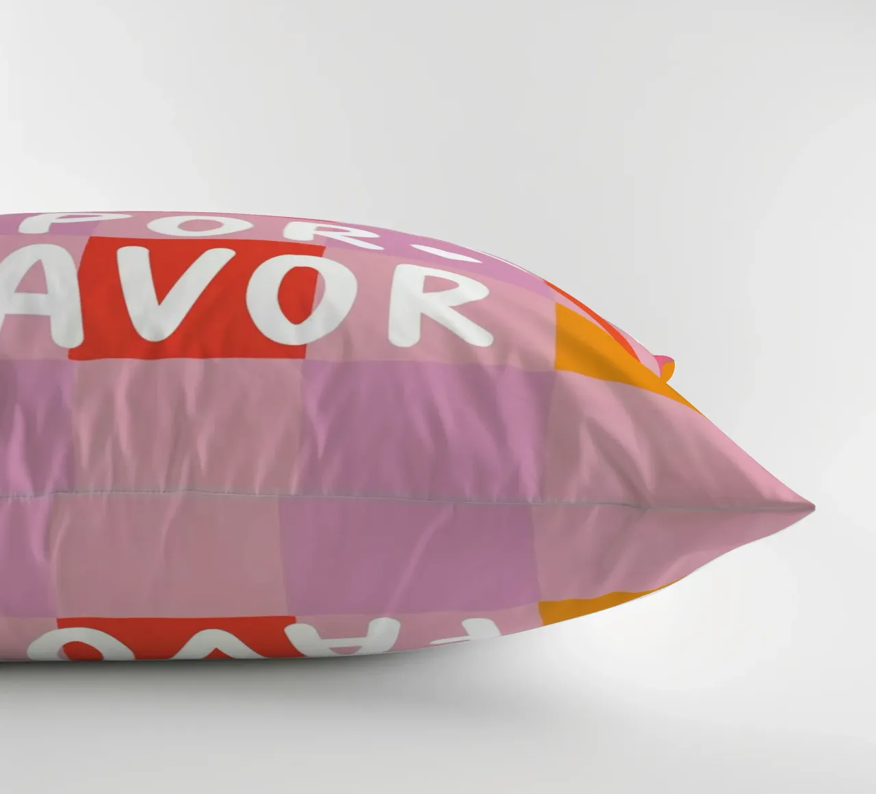 Più Amore in uno schema a scacchi cuscino da Carinaprint