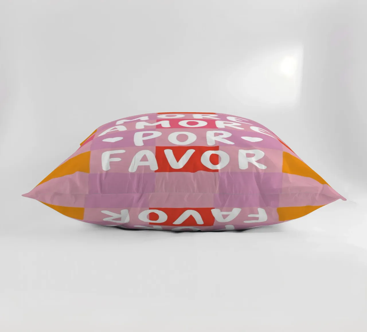 Più Amore in uno schema a scacchi cuscino da Carinaprint