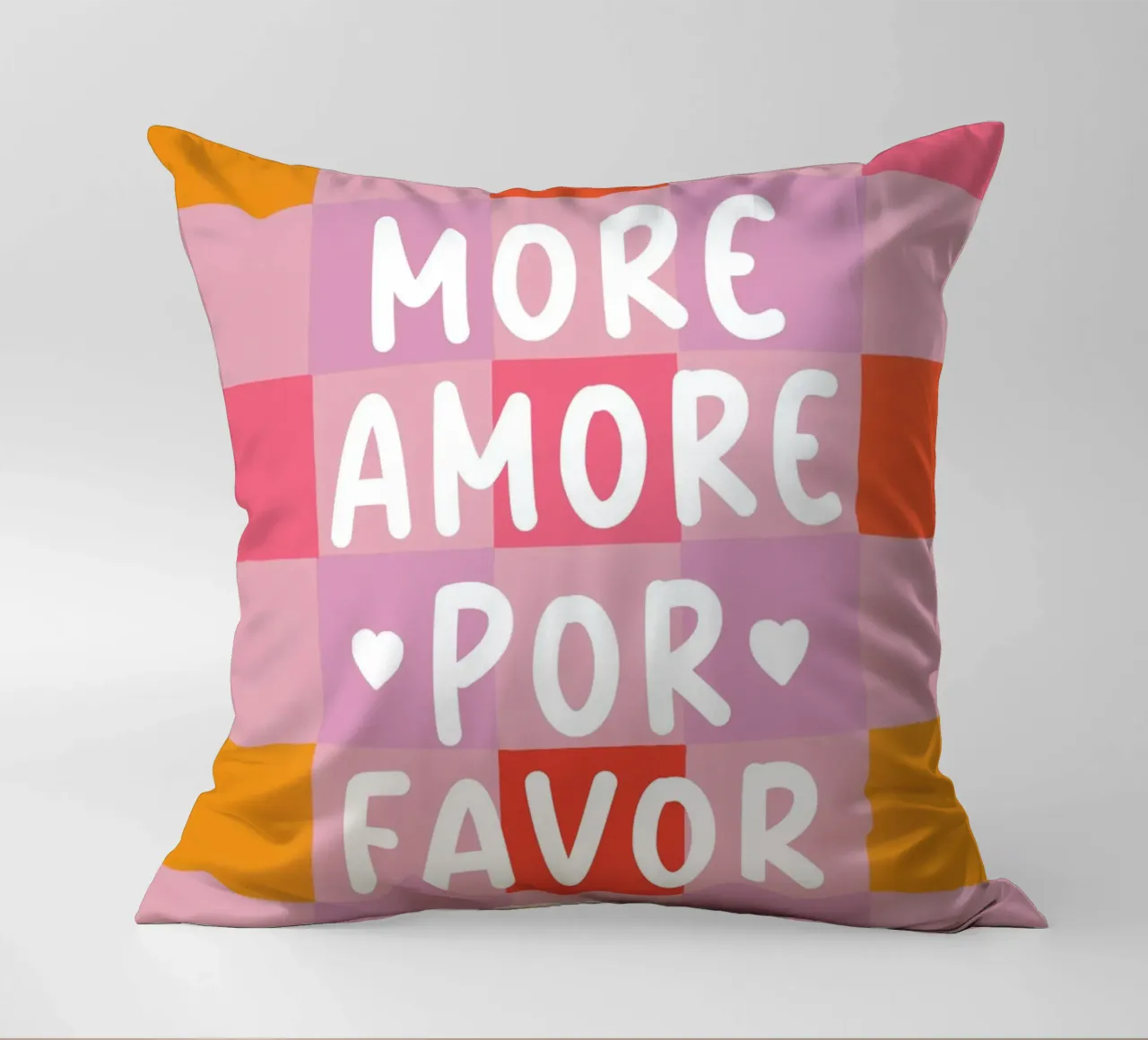 Più Amore in uno schema a scacchi cuscino da Carinaprint