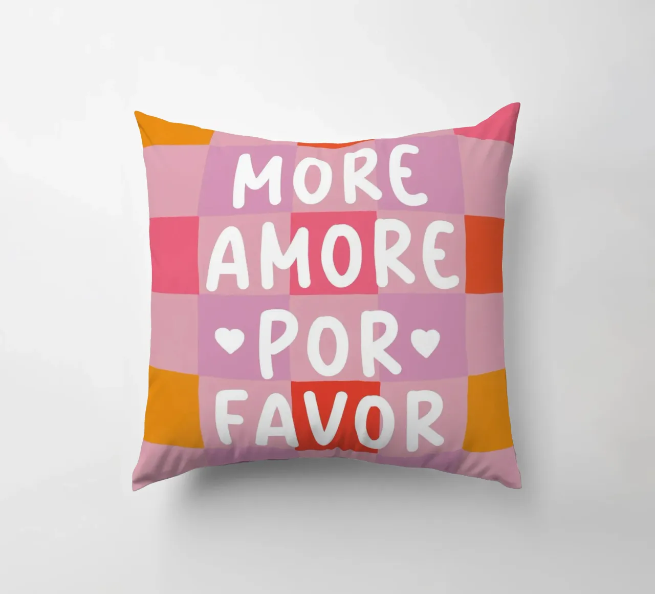 Più Amore in uno schema a scacchi cuscino da Carinaprint