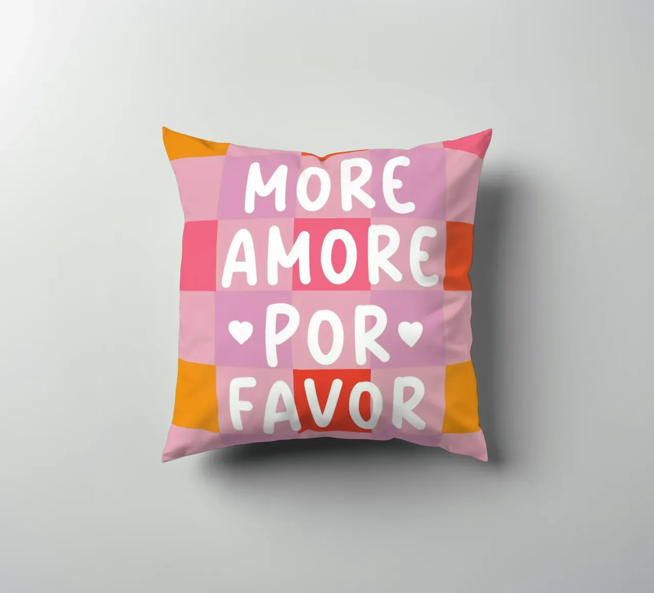 Più Amore in uno schema a scacchi cuscino da Carinaprint