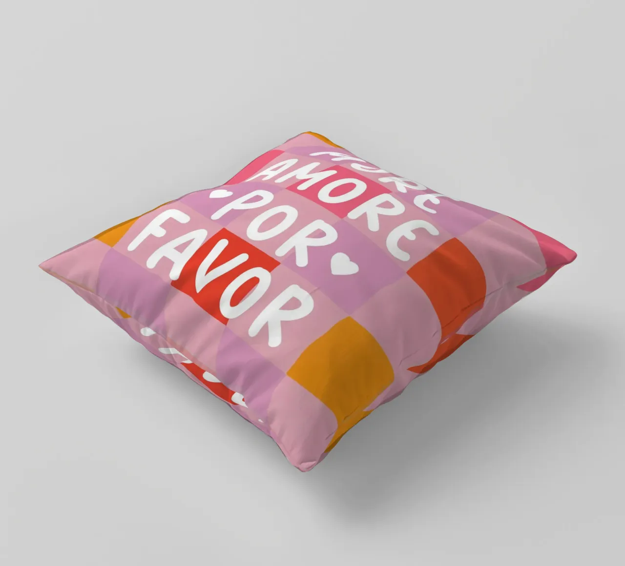 Più Amore in uno schema a scacchi cuscino da Carinaprint