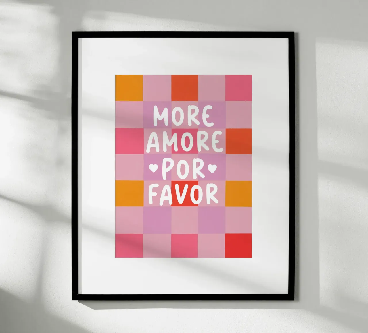 Più Amore in uno schema a scacchi poster con telaio in alluminio da Carinaprint
