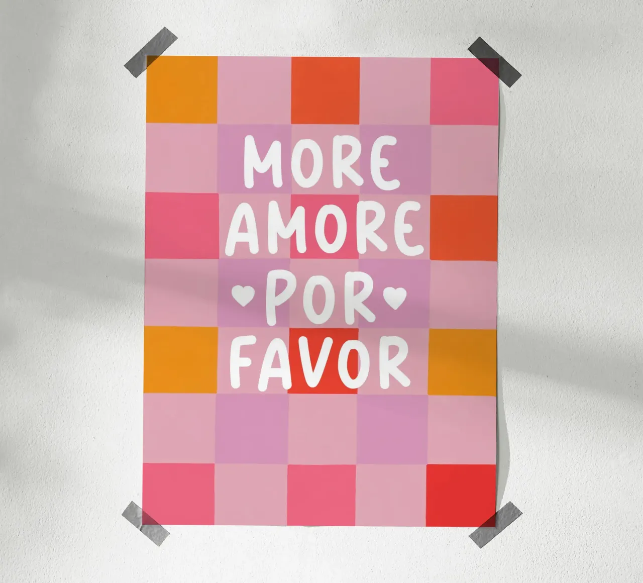 Più Amore in uno schema a scacchi poster con telaio in alluminio da Carinaprint