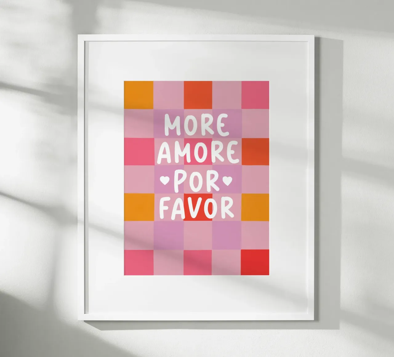Più Amore in uno schema a scacchi poster con telaio in alluminio da Carinaprint