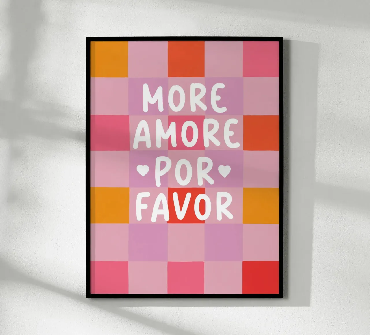 Più Amore in uno schema a scacchi poster con telaio in alluminio da Carinaprint