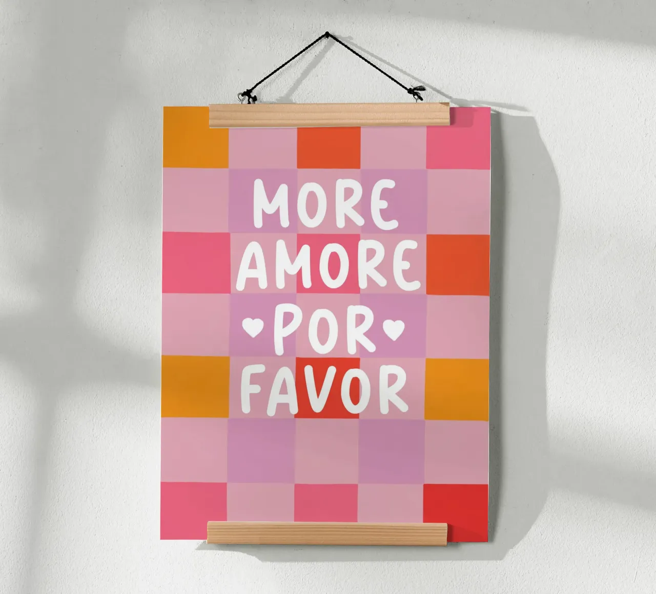 Più Amore in uno schema a scacchi poster con telaio in alluminio da Carinaprint