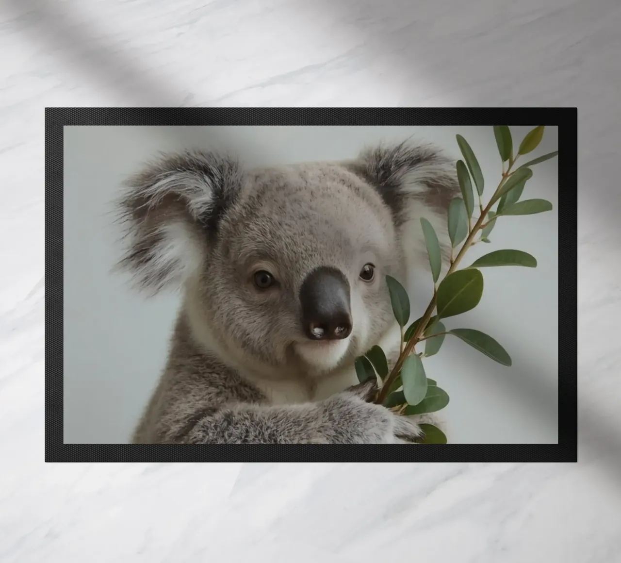 Koala con in mano un ramo di eucalipto zerbino da DesignDoodle