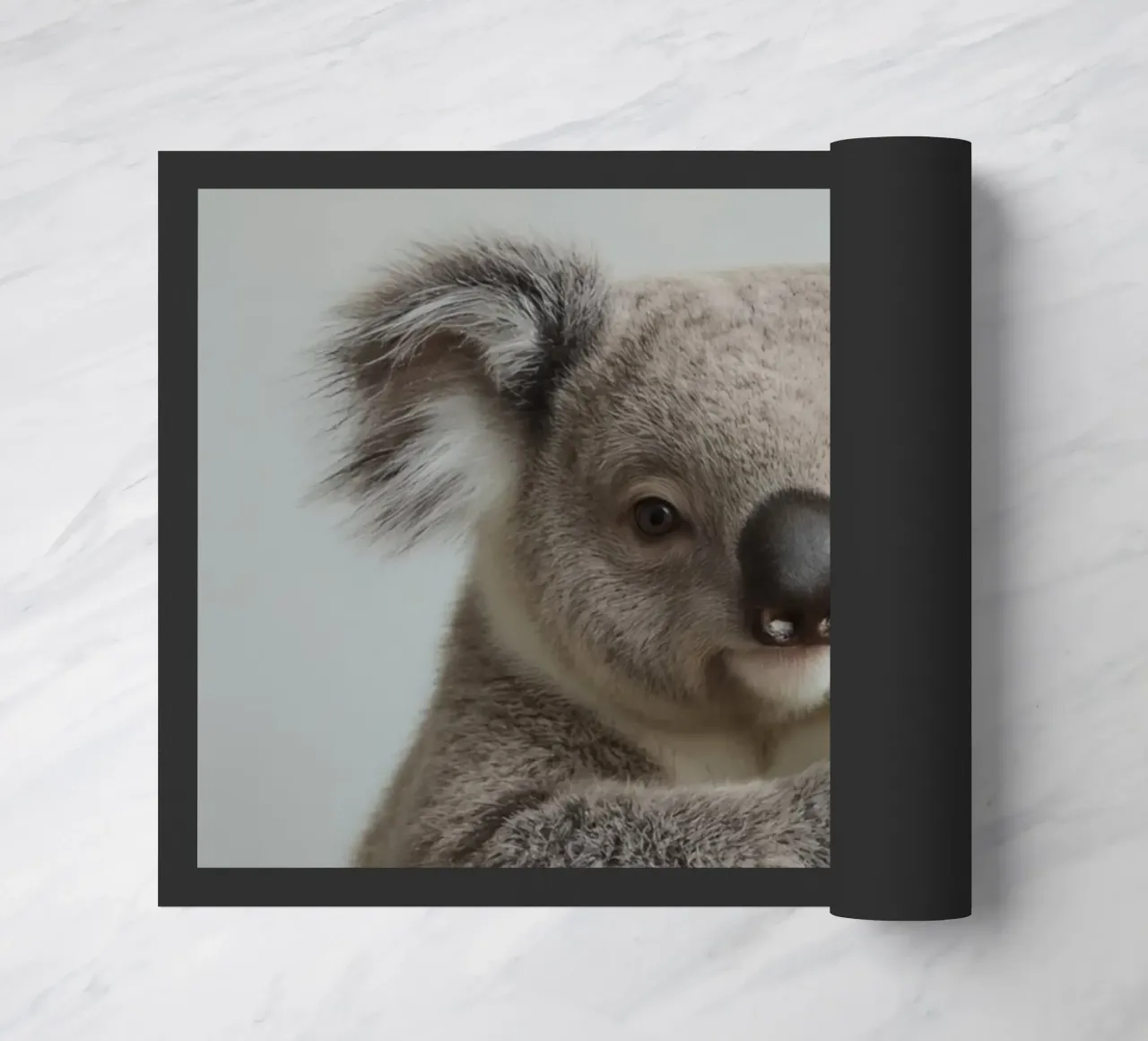Koala con in mano un ramo di eucalipto zerbino da DesignDoodle