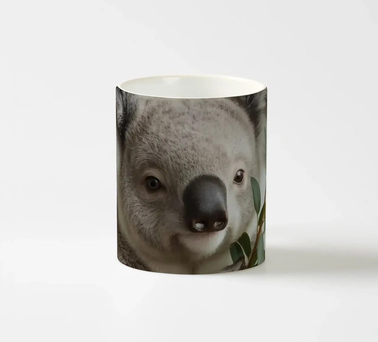 Koala con in mano un ramo di eucalipto tazza in ceramica da DesignDoodle
