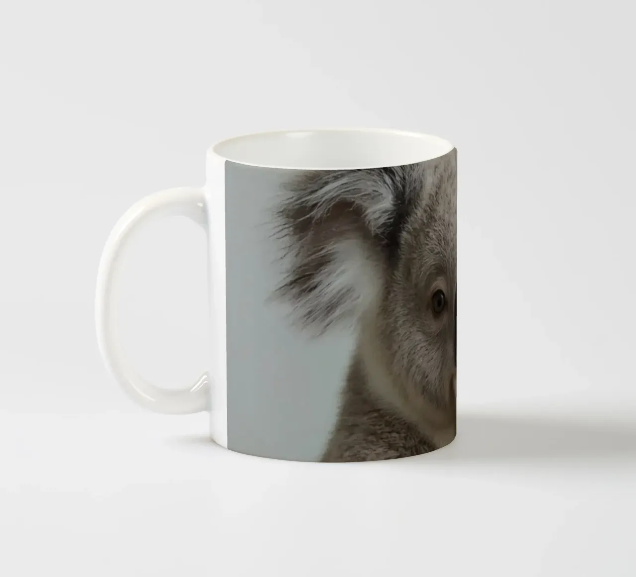 Koala con in mano un ramo di eucalipto tazza in ceramica da DesignDoodle
