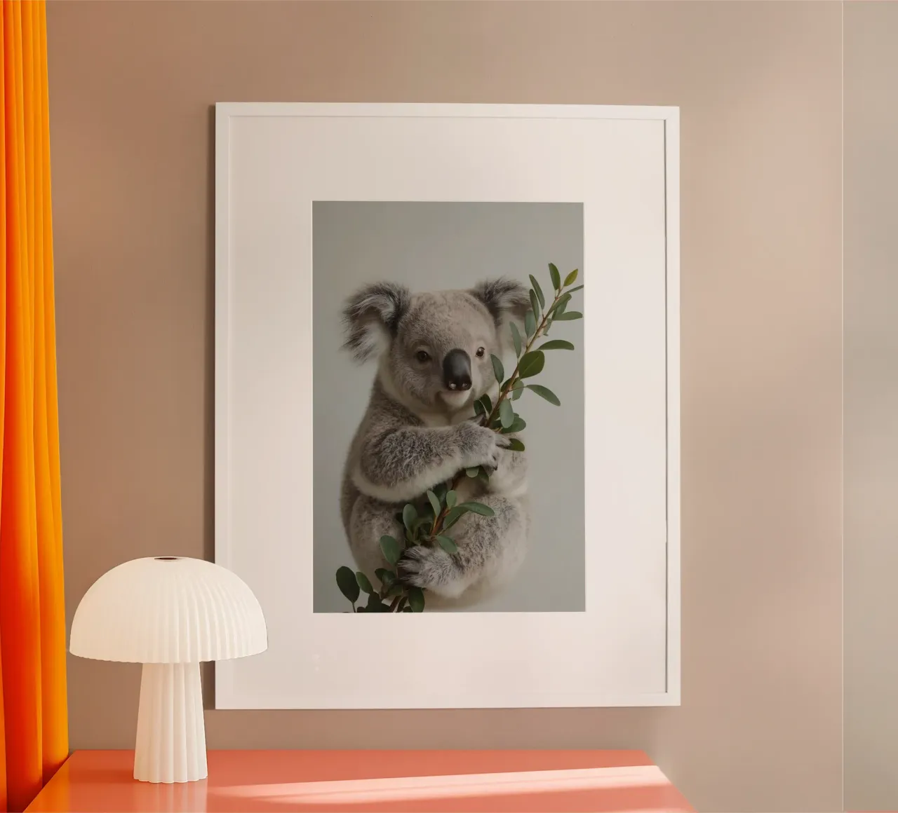 Koala con in mano un ramo di eucalipto poster da DesignDoodle