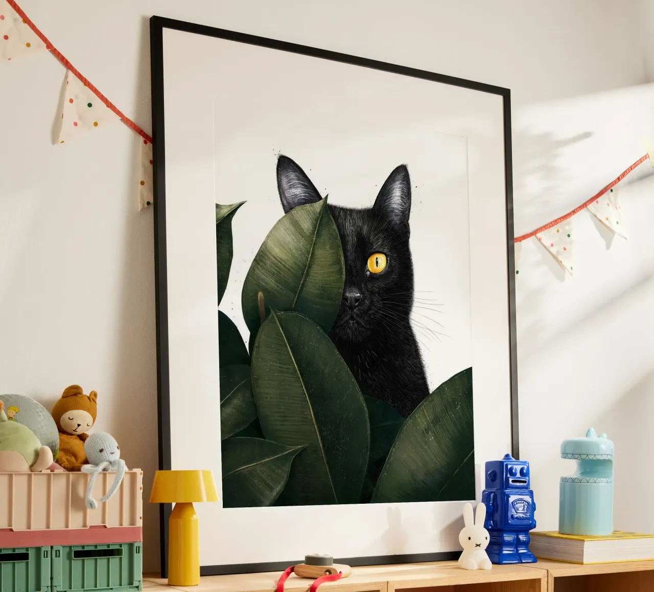 Gatto nero in agguato poster con telaio in plastica da David Jackson