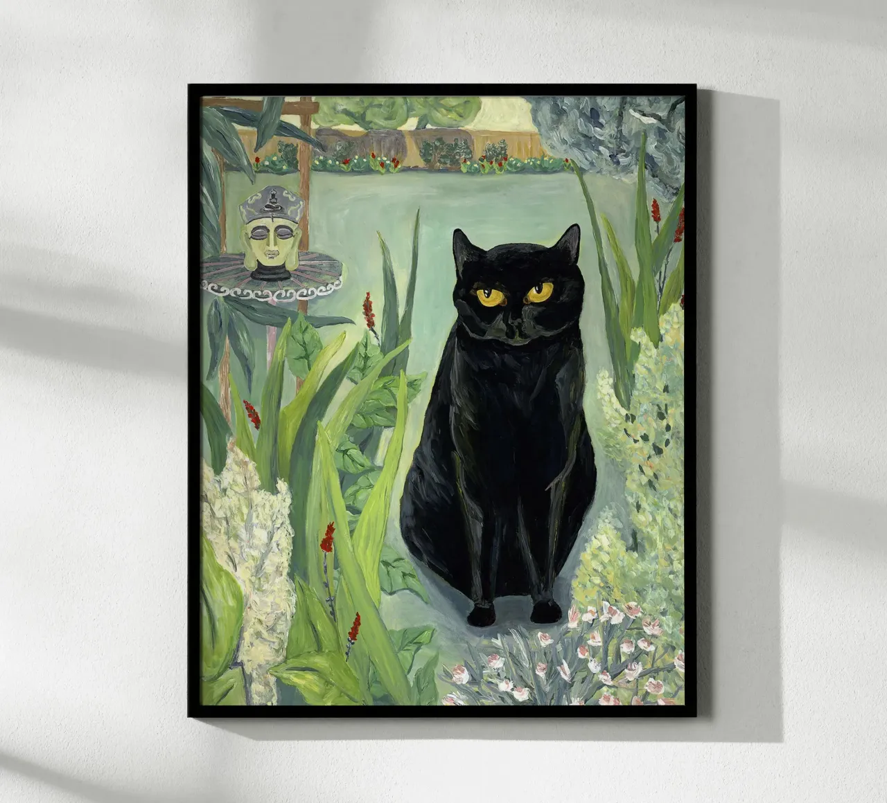 Gatto nero in giardino poster con telaio in legno da David Jackson
