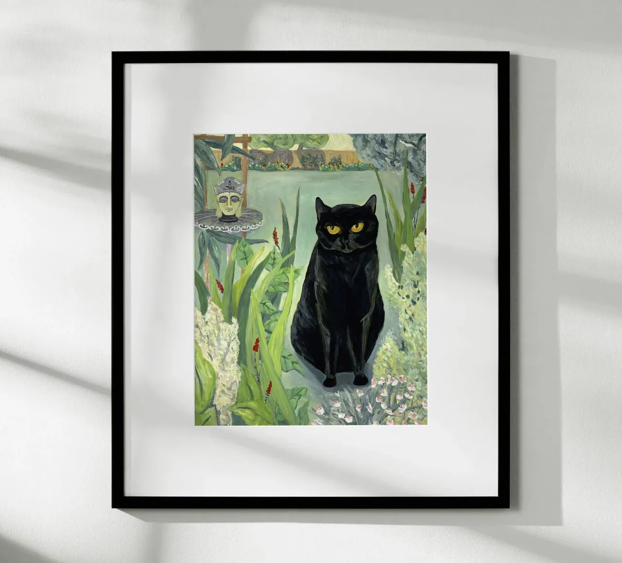 Gatto nero in giardino poster con telaio in legno da David Jackson