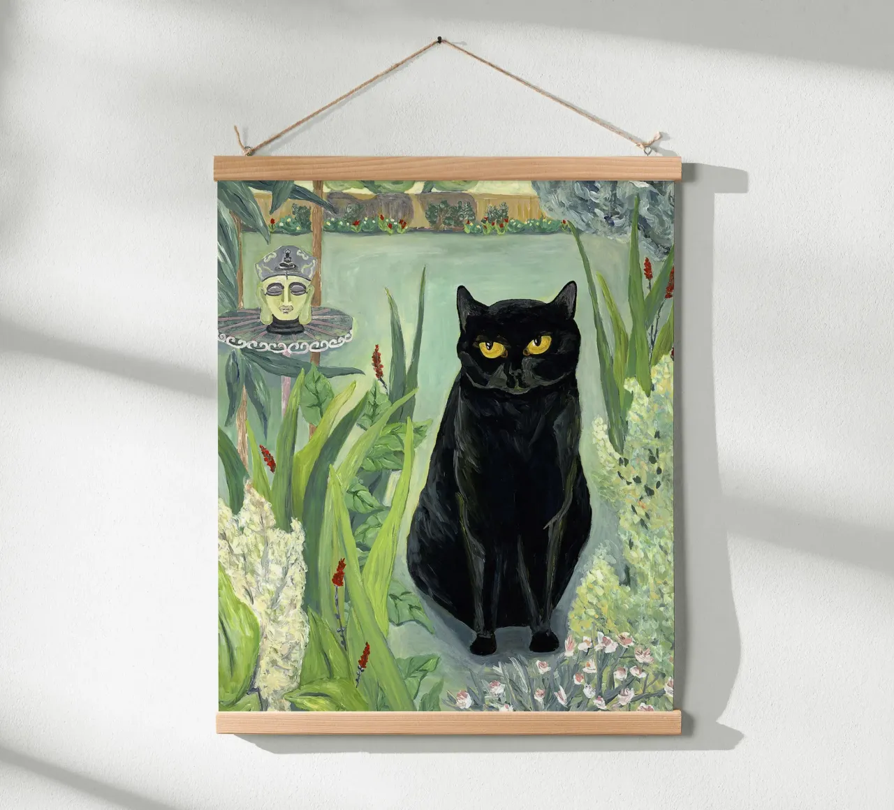 Gatto nero in giardino poster con telaio in legno da David Jackson