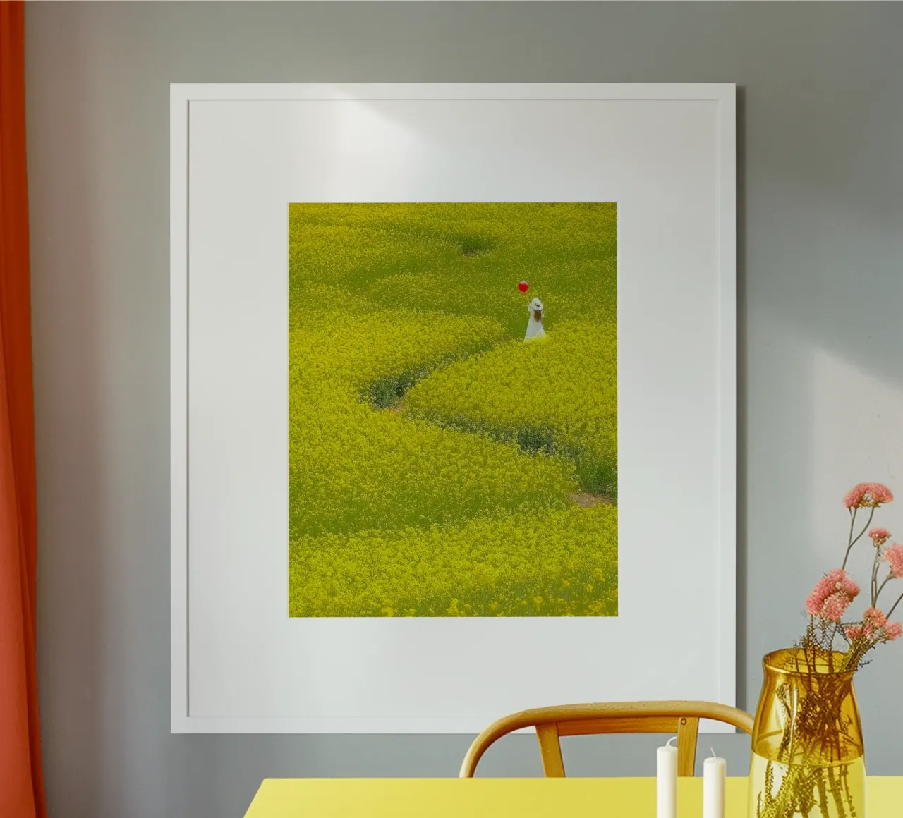 girl on large field poster con telaio in legno da huminity
