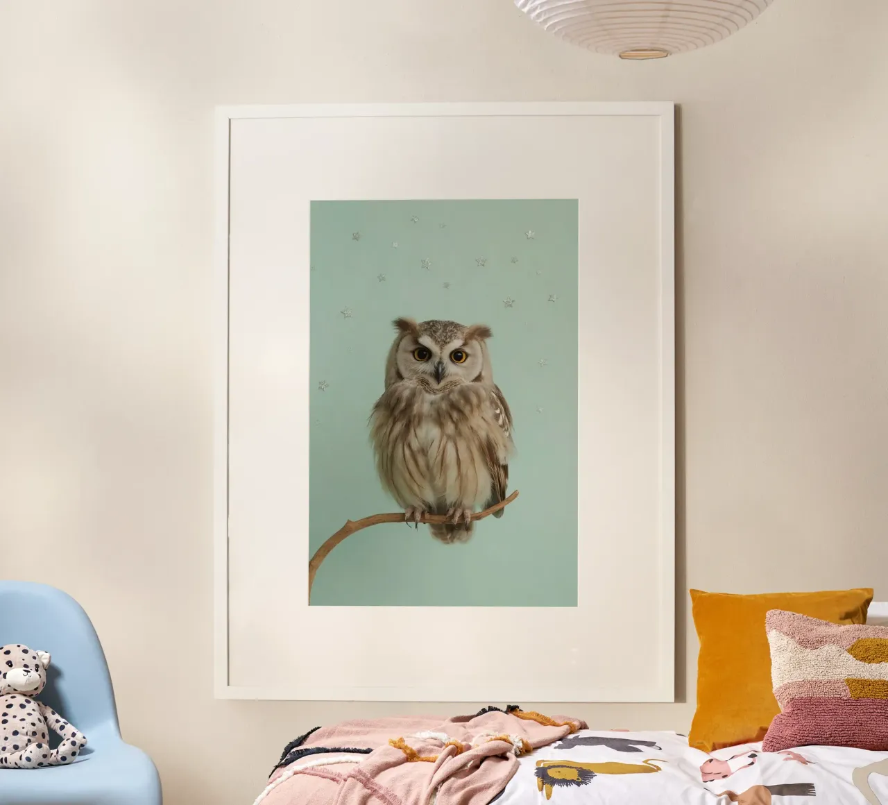 Gufo appollaiato su un ramo con sfondo a stella poster da DesignDoodle