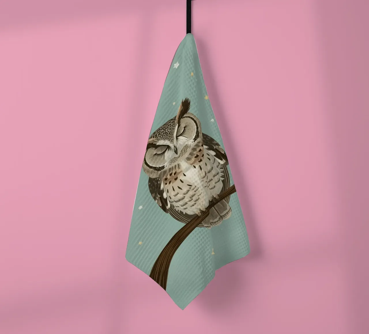 Chouette endormie perchée sur une branche avec des étoiles torchon de DesignDoodle