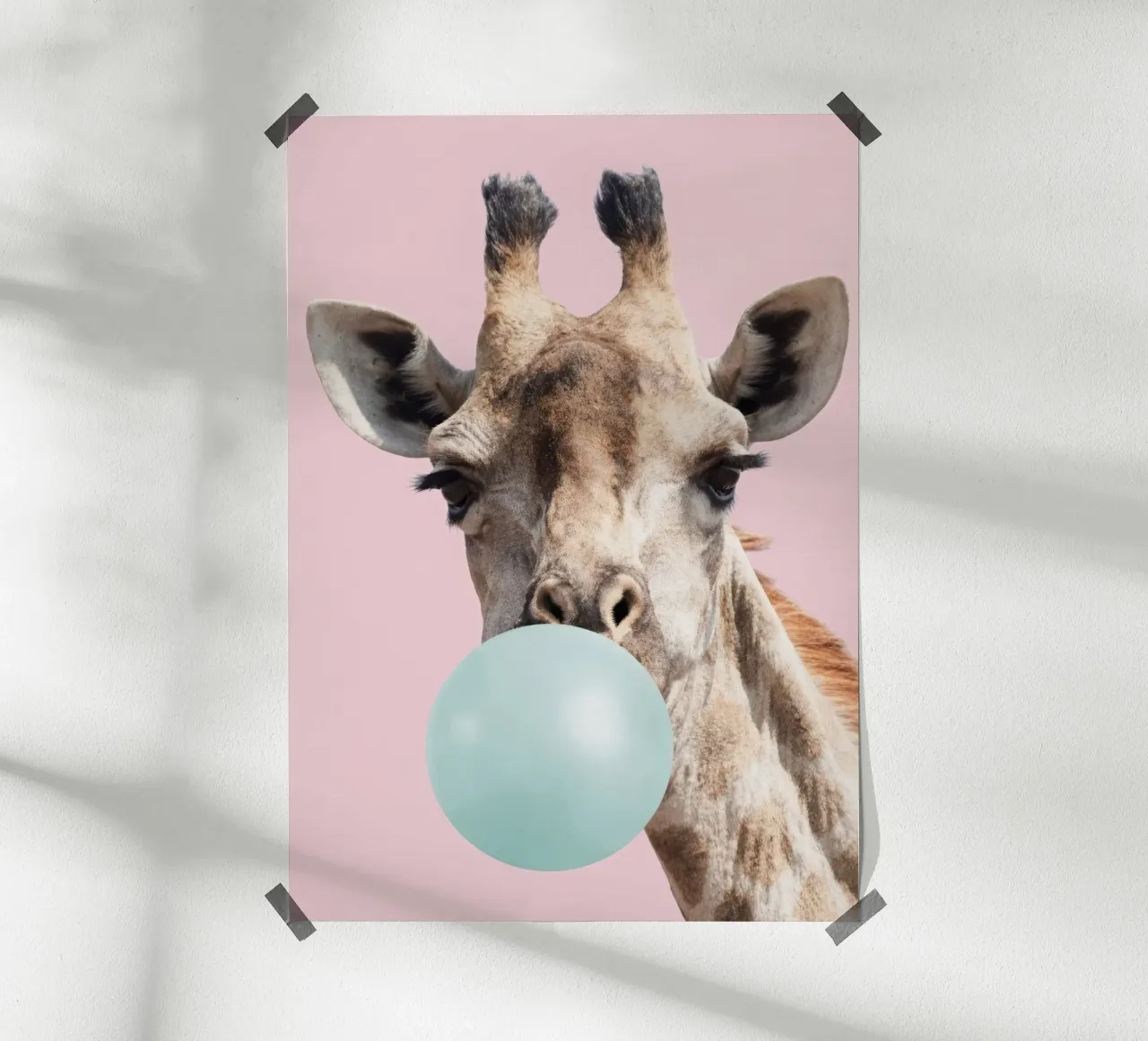 Giraffa di gomma da masticare poster da Panait Ivascu