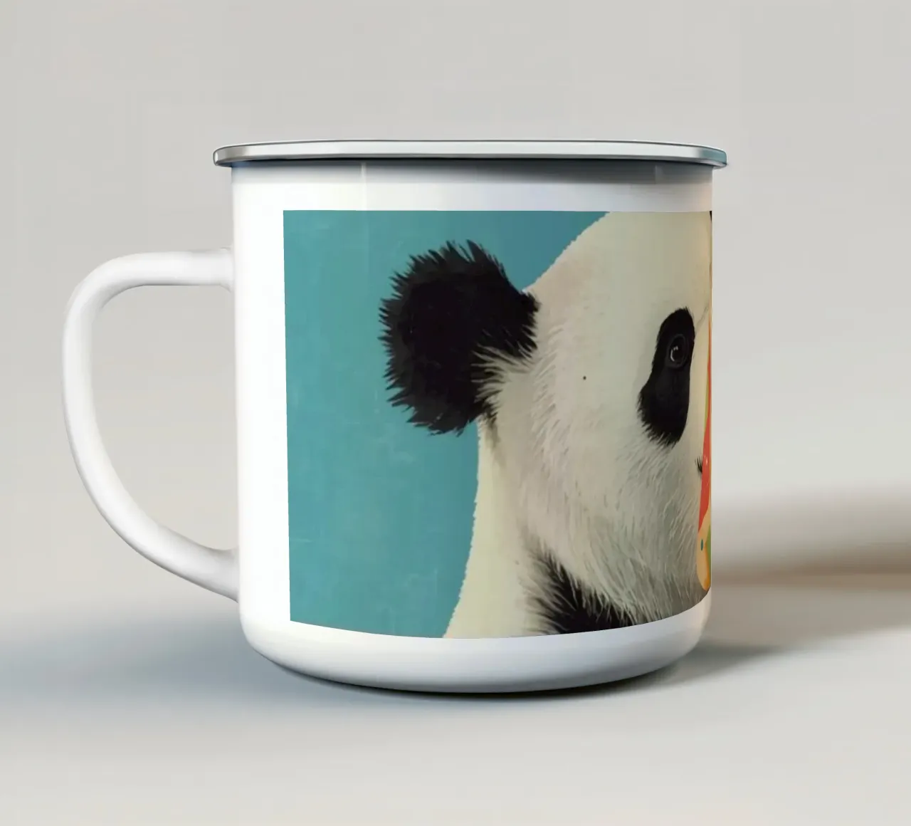 Panda che tiene in mano un grande ghiacciolo colorato tazza in smalto da DesignDoodle