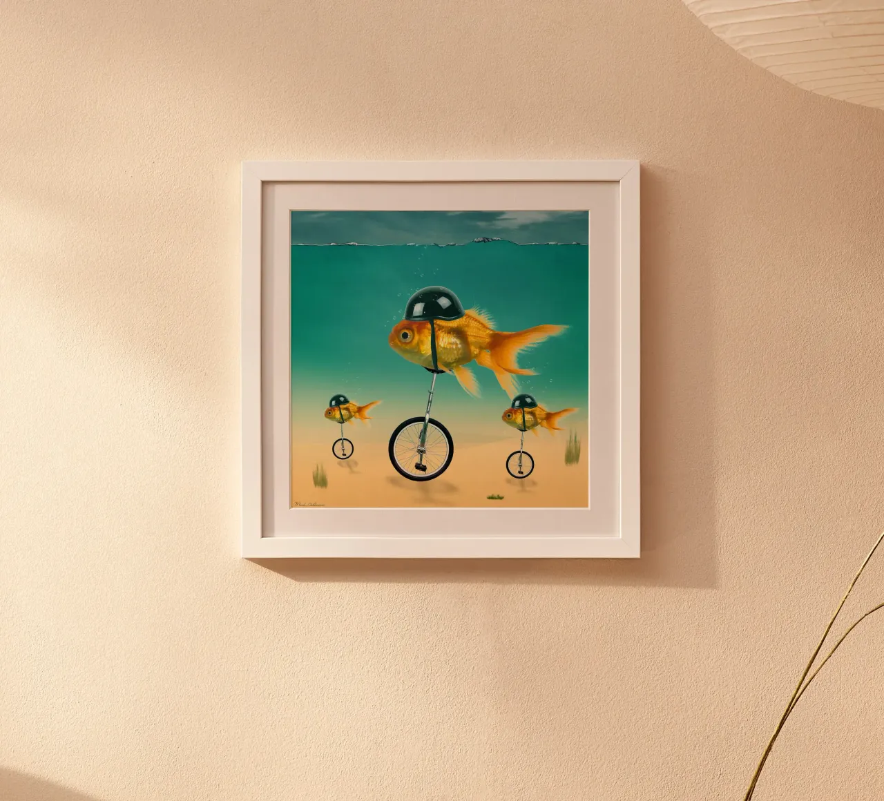 pesce d'oro di Mark Ashkenazi poster con telaio in plastica da David Jackson