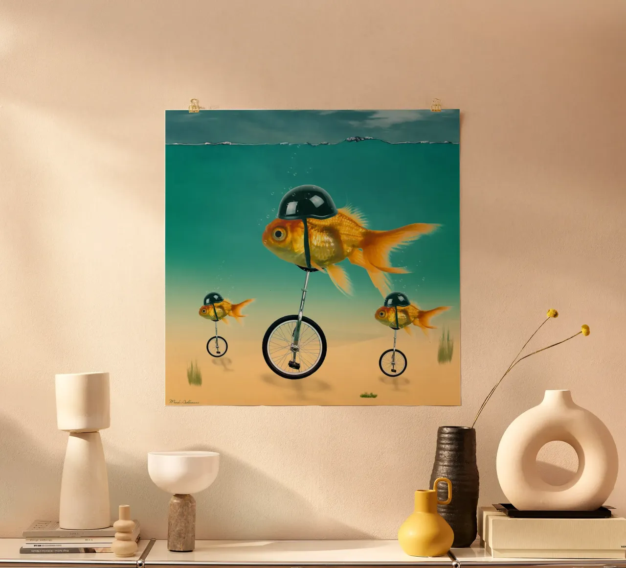 pesce d'oro di Mark Ashkenazi poster con telaio in plastica da David Jackson