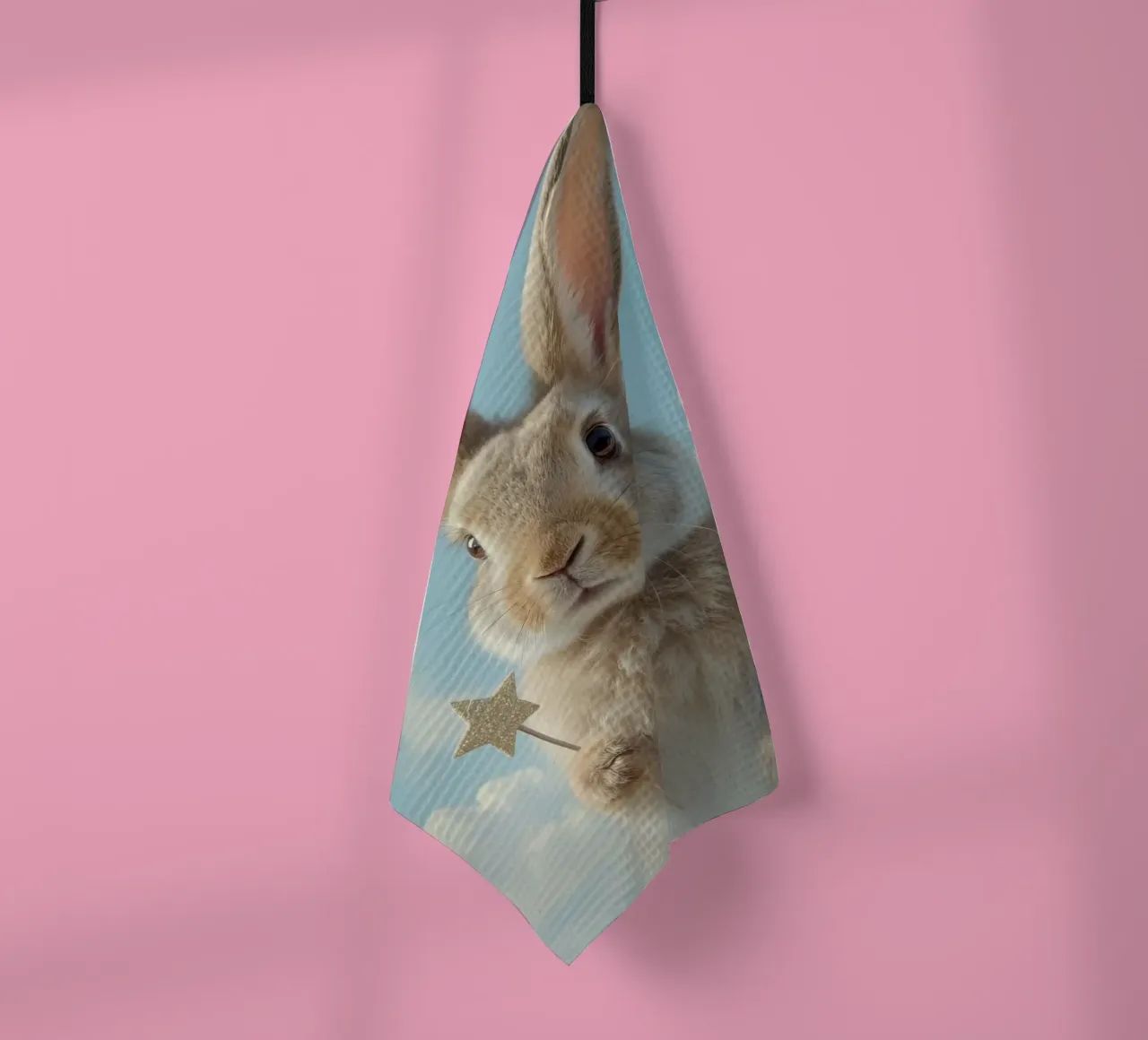 Lapin tenant une baguette étoilée sur fond de ciel bleu torchon de DesignDoodle