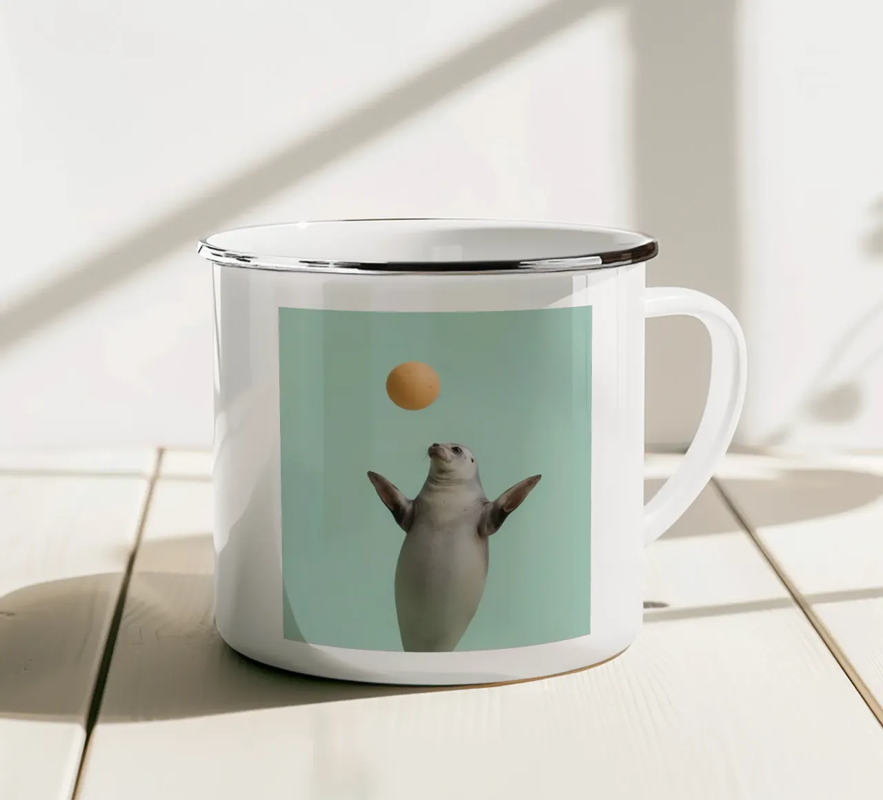 Sigillo in equilibrio con palla su sfondo verde tazza in smalto da DesignDoodle