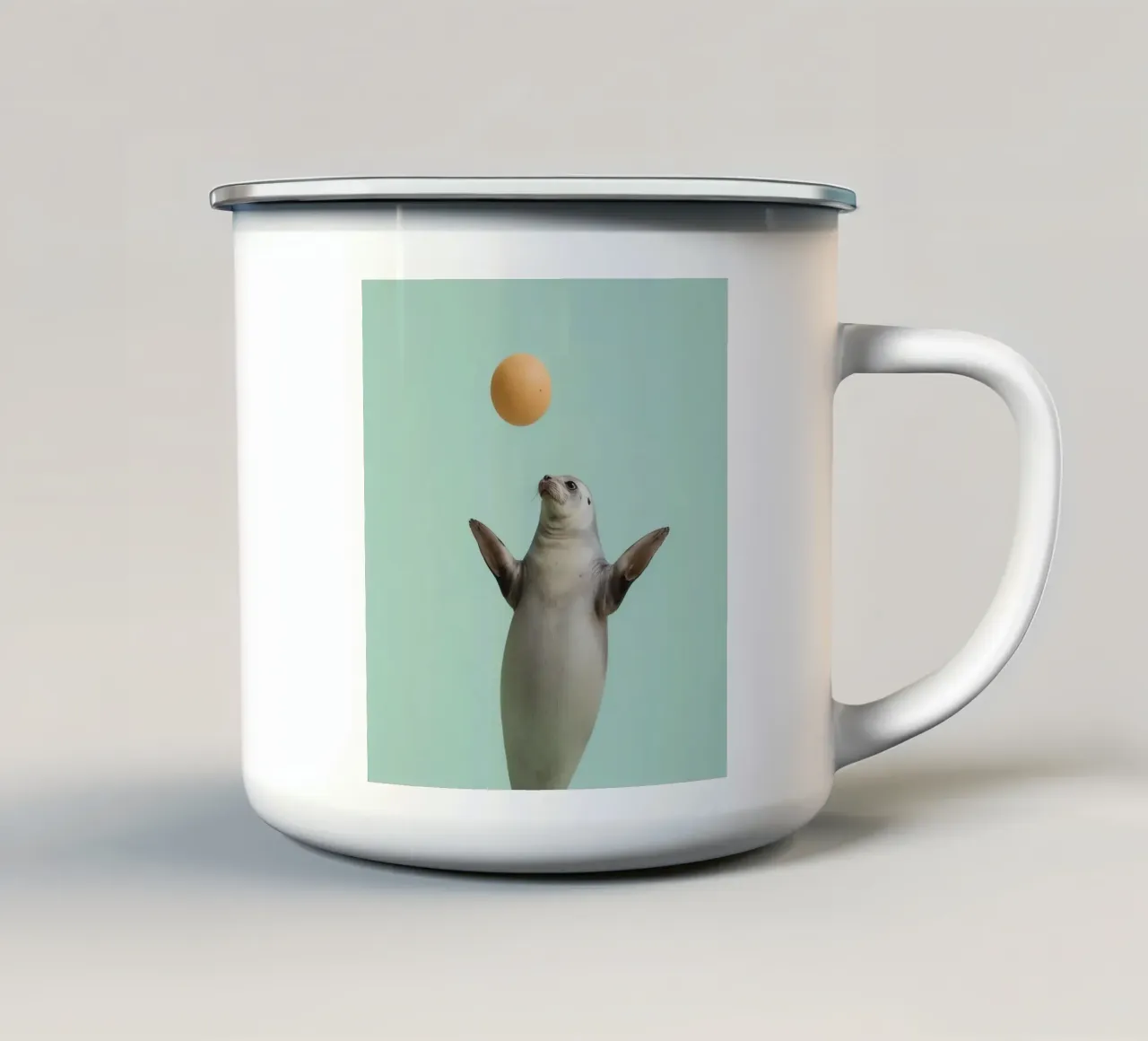 Sigillo in equilibrio con palla su sfondo verde tazza in smalto da DesignDoodle