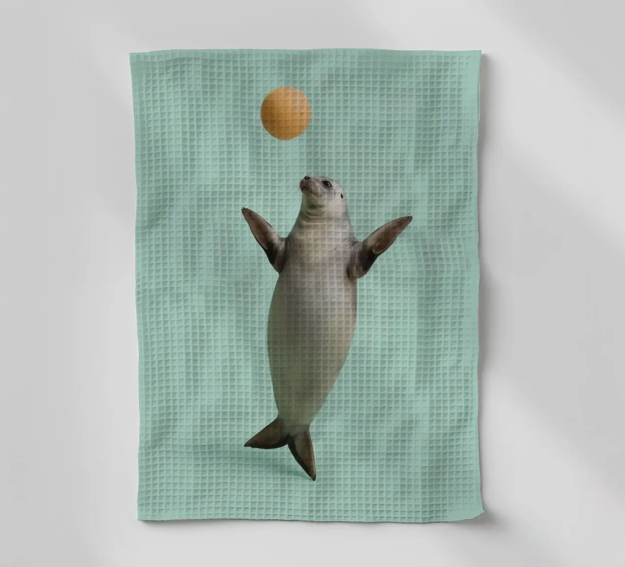 Phoque en équilibre avec une boule sur fond vert torchon de DesignDoodle