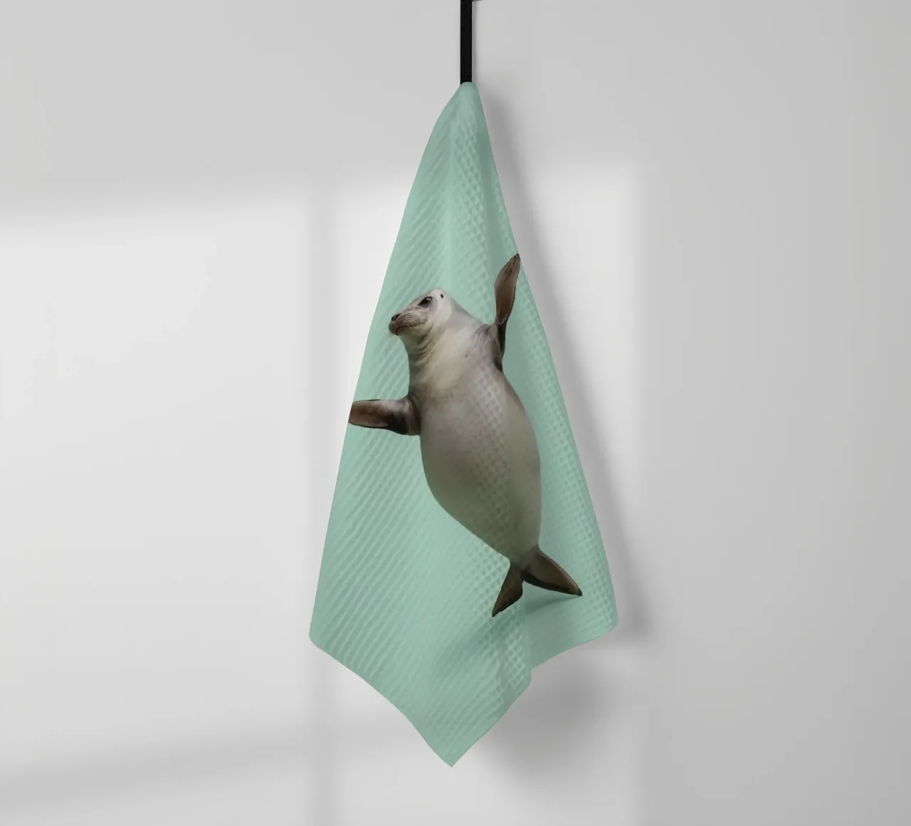 Phoque en équilibre avec une boule sur fond vert torchon de DesignDoodle