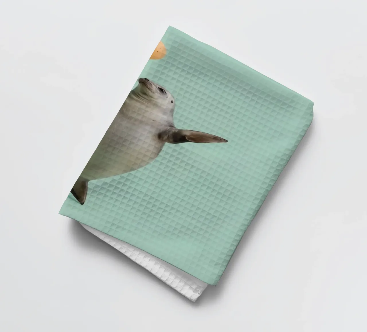 Phoque en équilibre avec une boule sur fond vert torchon de DesignDoodle