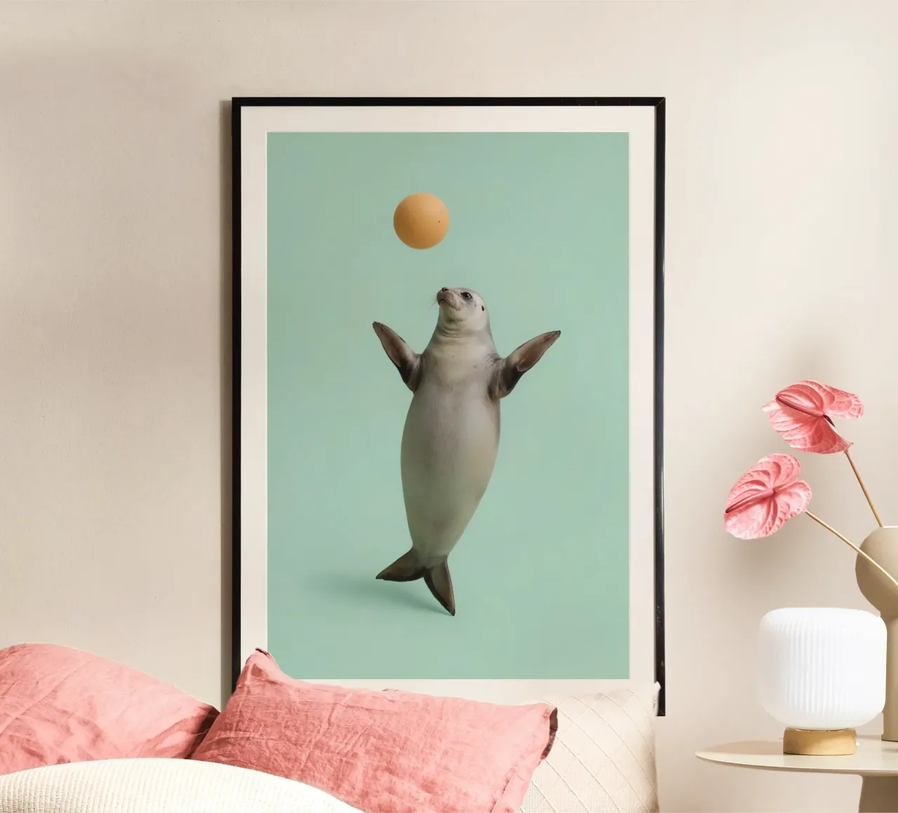 Sigillo in equilibrio con palla su sfondo verde poster con telaio in plastica da DesignDoodle