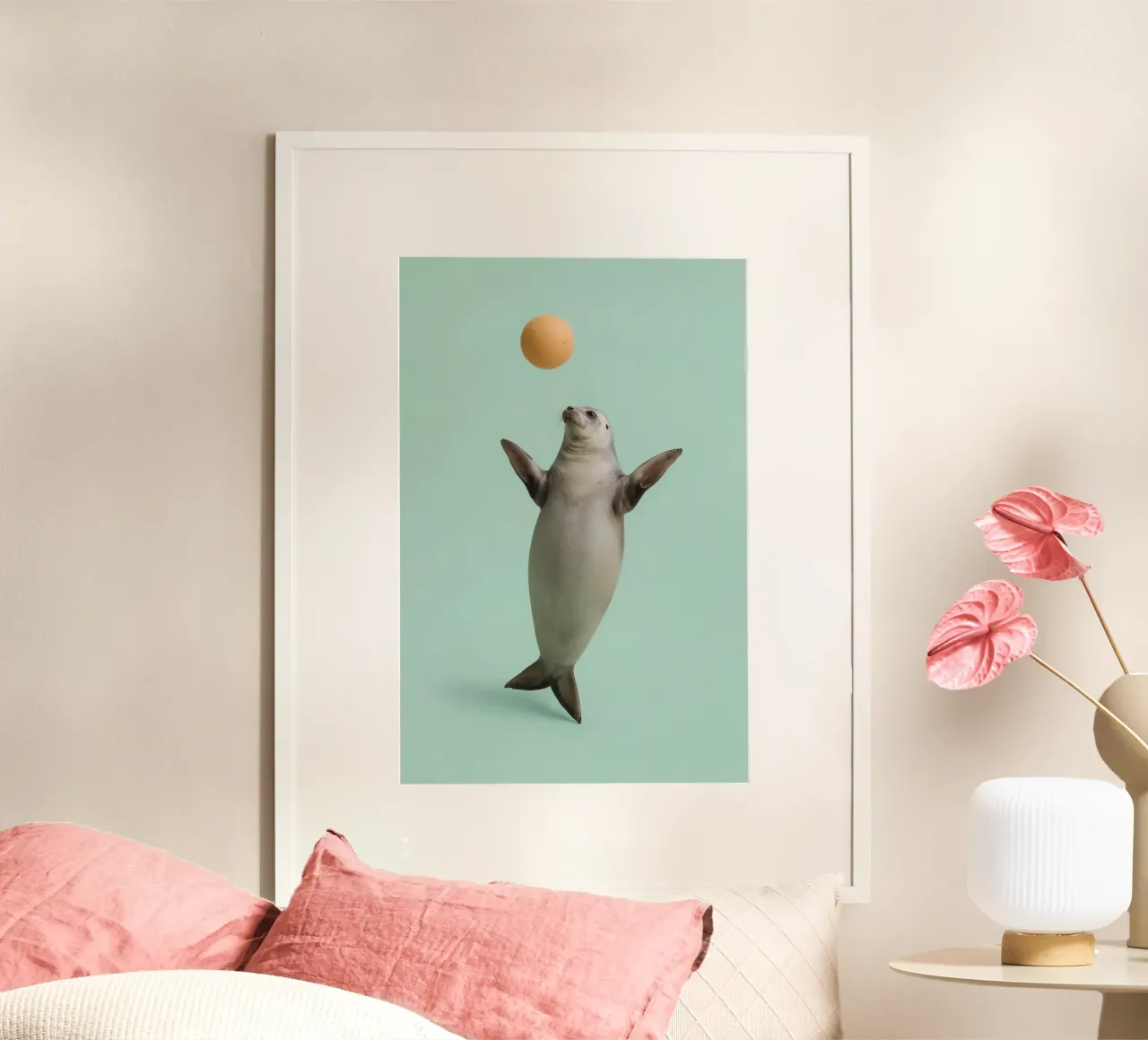 Sigillo in equilibrio con palla su sfondo verde poster con telaio in plastica da DesignDoodle