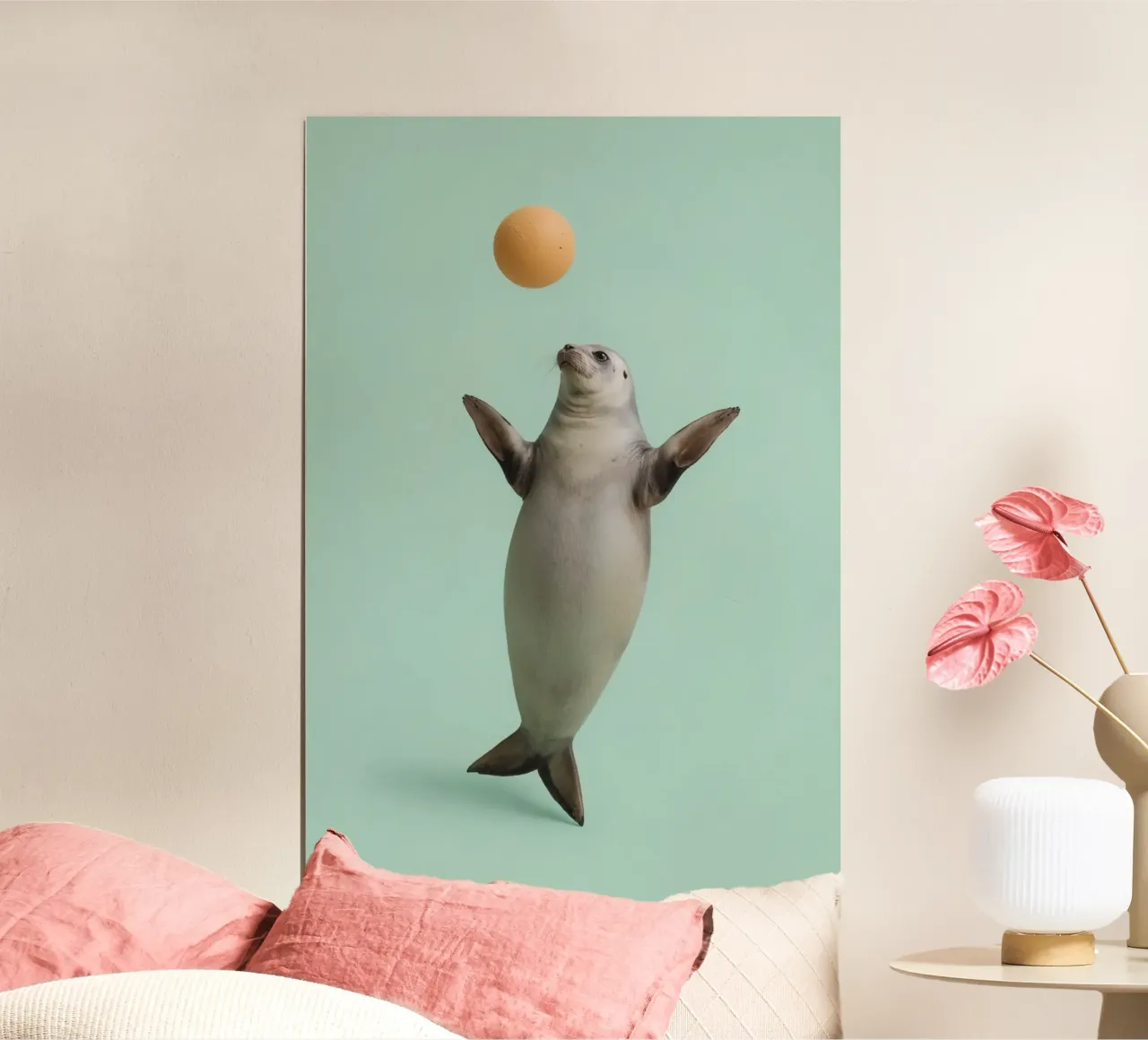 Sigillo in equilibrio con palla su sfondo verde poster con telaio in plastica da DesignDoodle
