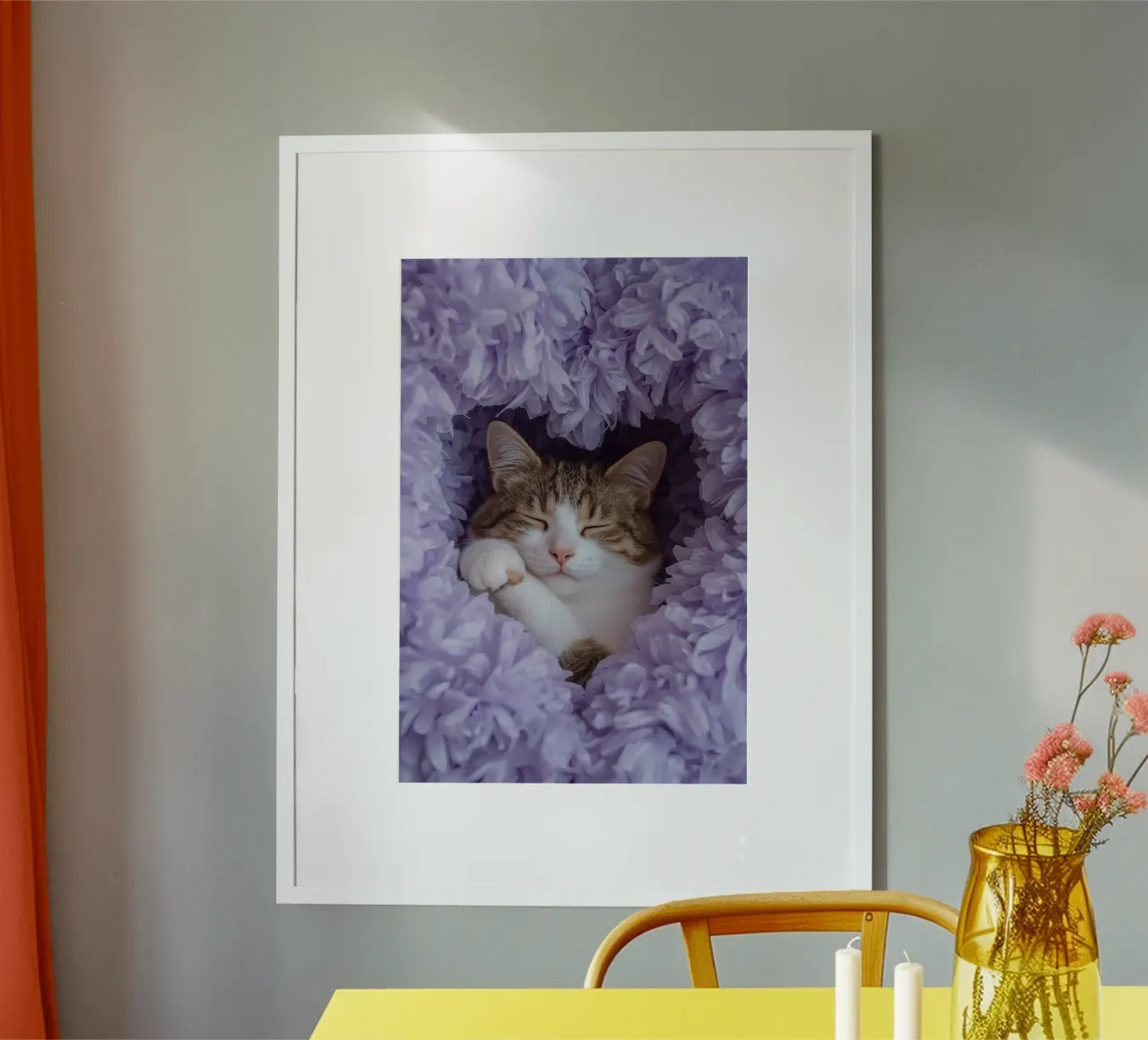 Gatto addormentato con fiori di carta velina viola poster con telaio in legno da DesignDoodle