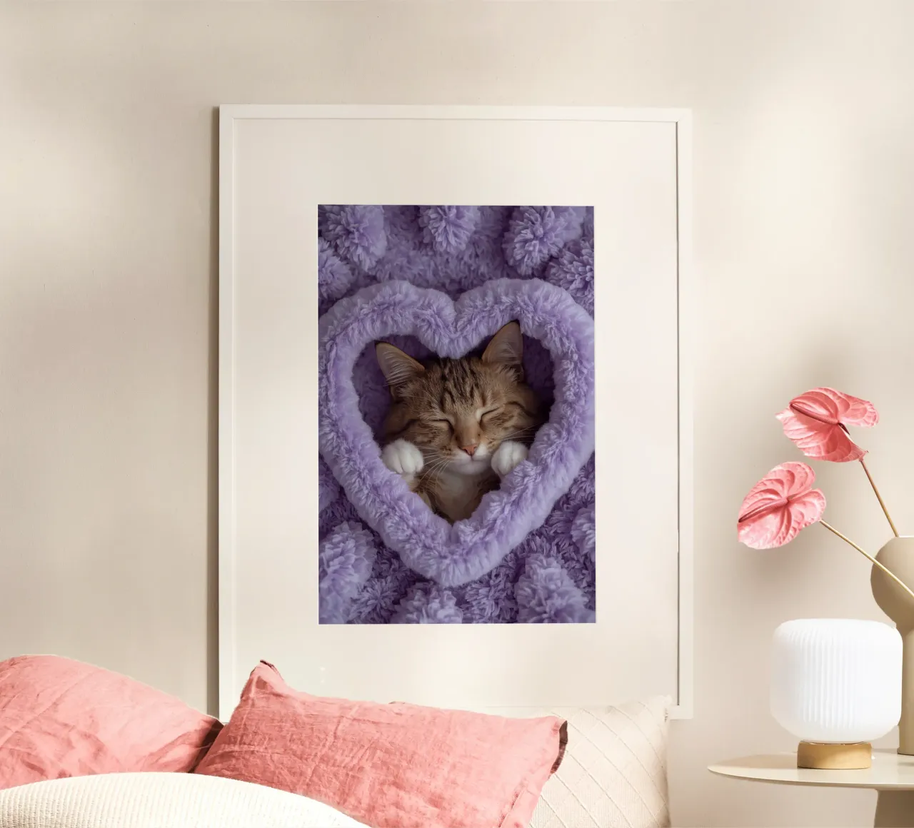 Gatto soriano addormentato dentro la coperta con cuore viola poster con telaio in alluminio da DesignDoodle