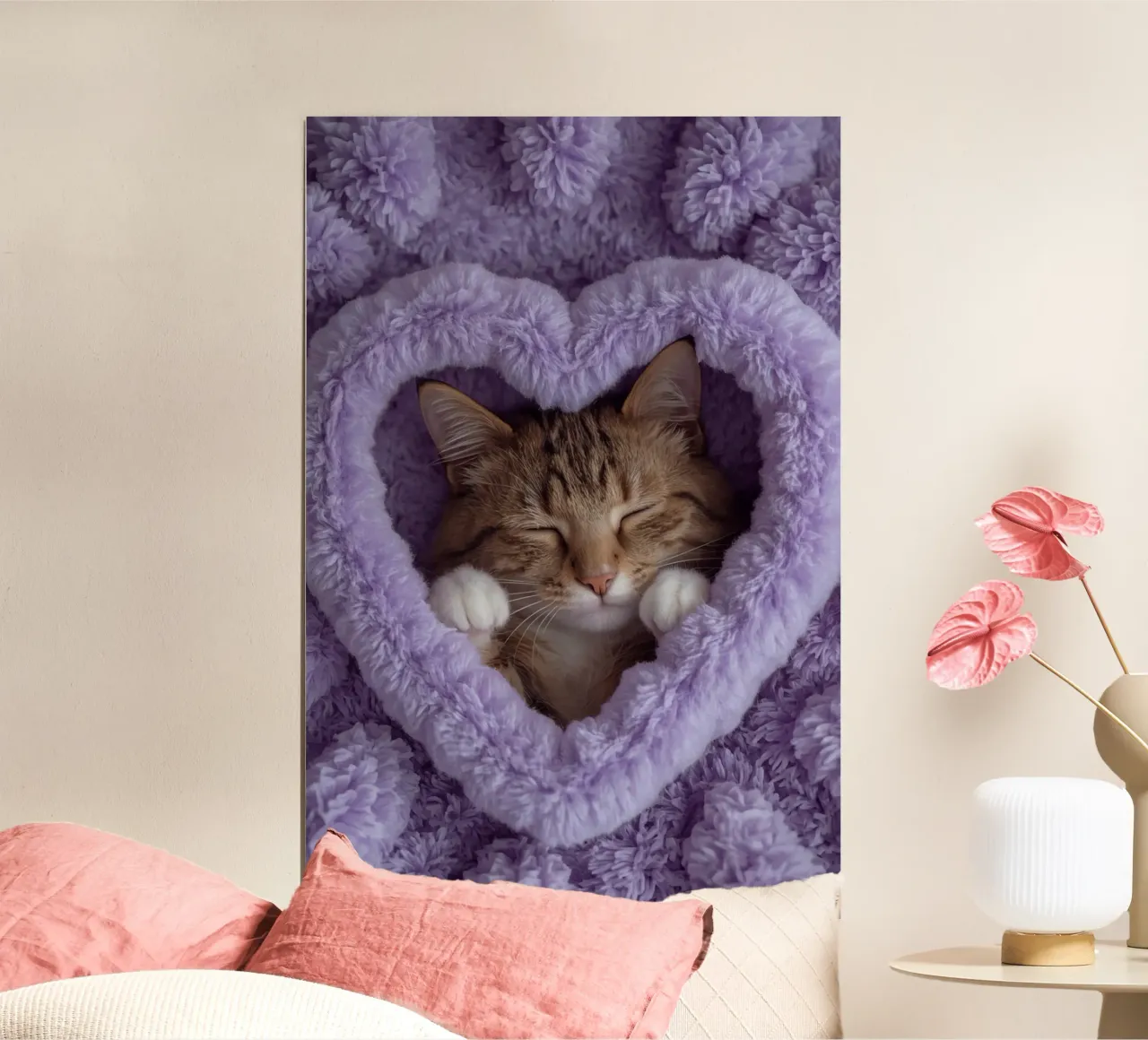 Gatto soriano addormentato dentro la coperta con cuore viola poster con telaio in alluminio da DesignDoodle