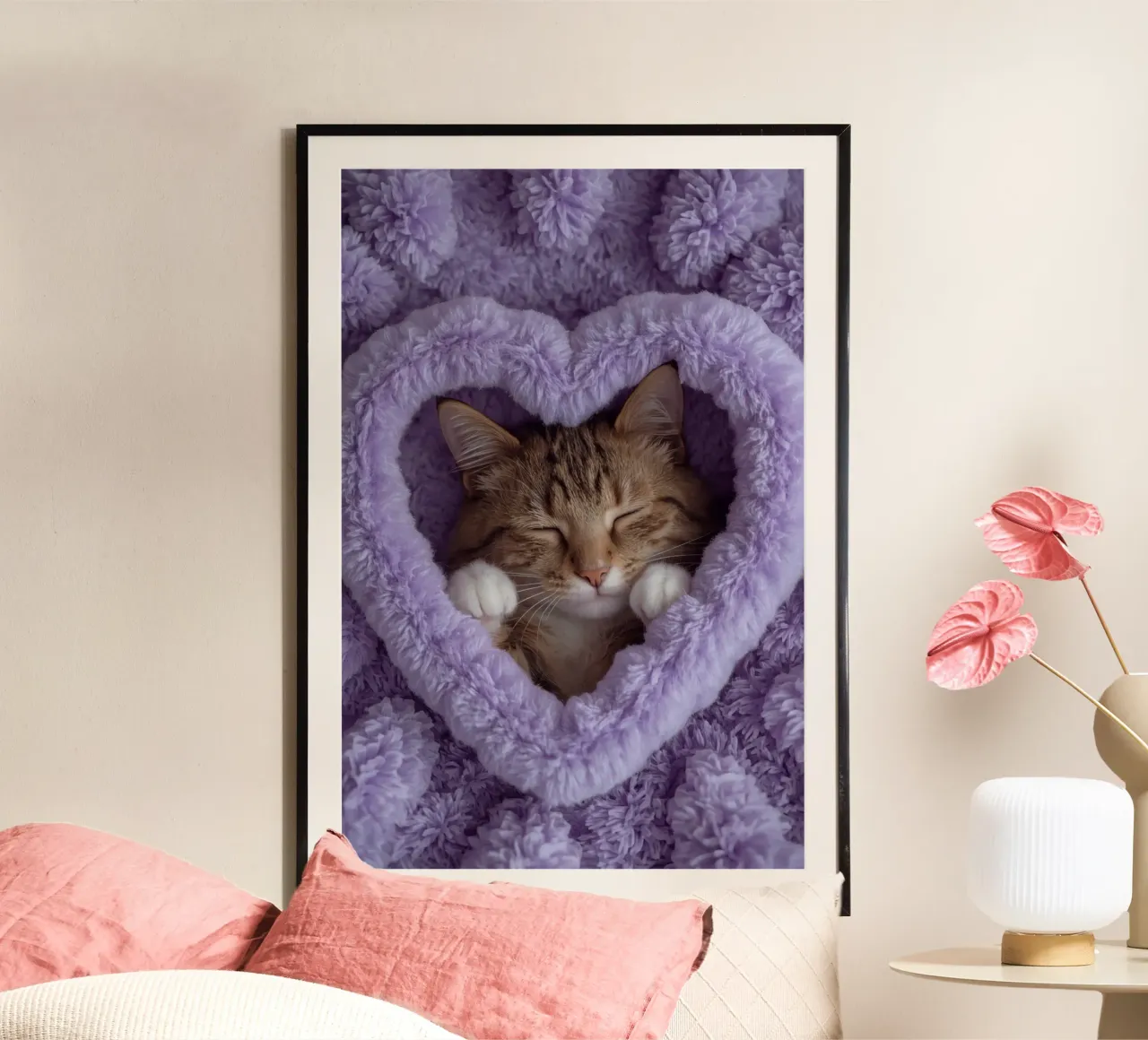 Gatto soriano addormentato dentro la coperta con cuore viola poster con telaio in alluminio da DesignDoodle
