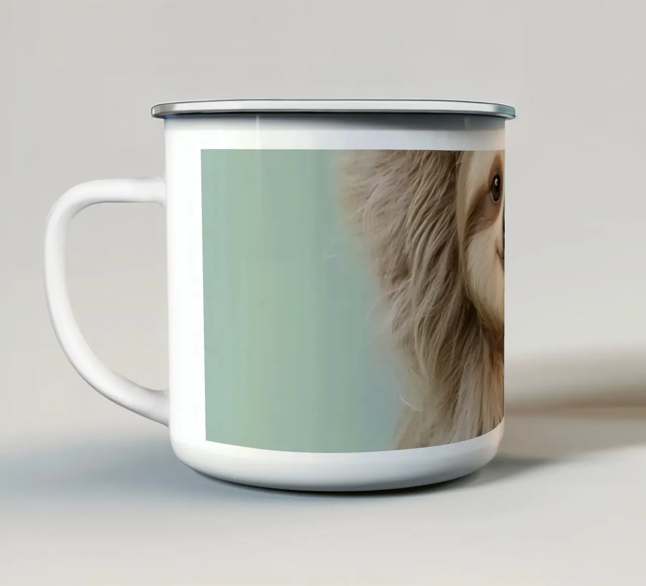 Bradipo felice appeso a un ramo tazza in smalto da DesignDoodle