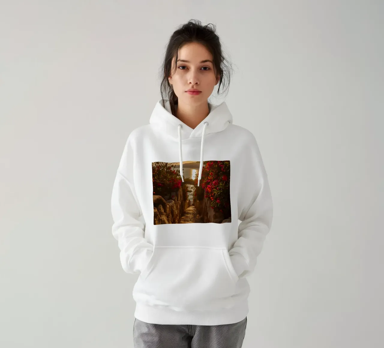 Scala in pietra con fiori che conduce alla vista dell'oceano al tramonto felpa con cappuccio da DesignDoodle