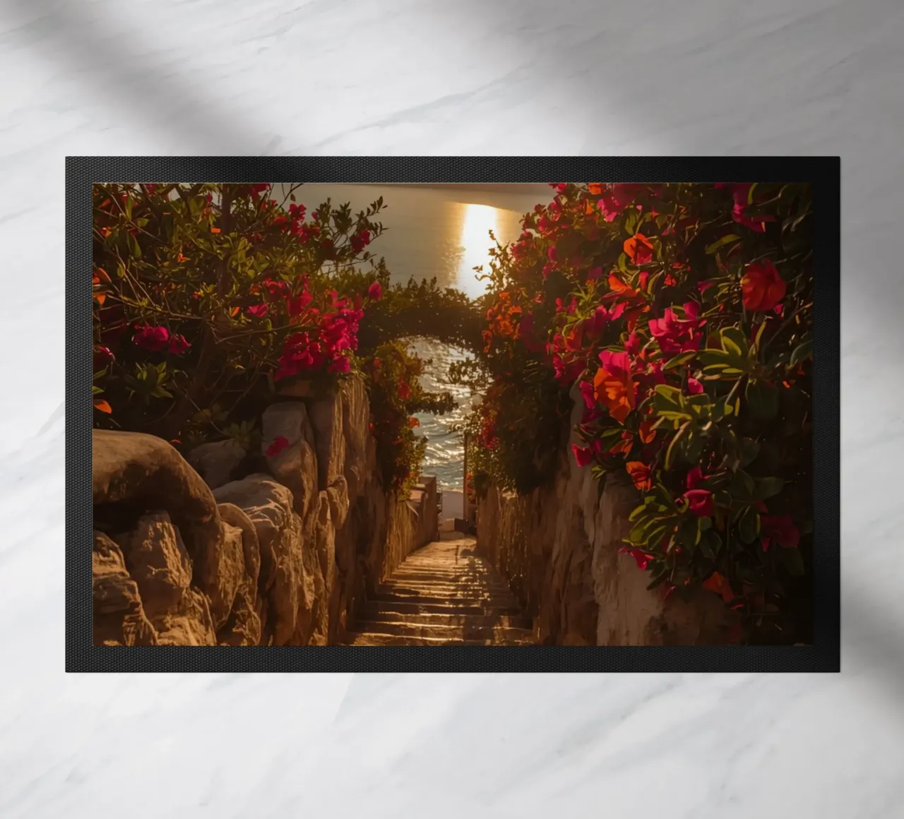Scala in pietra con fiori che conduce alla vista dell'oceano al tramonto zerbino da DesignDoodle