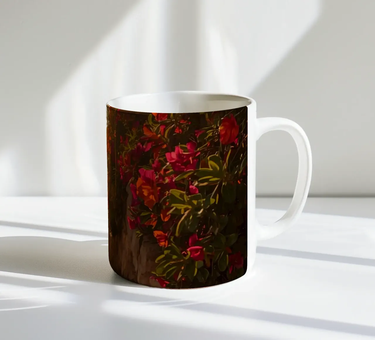 Scala in pietra con fiori che conduce alla vista dell'oceano al tramonto tazza in ceramica da DesignDoodle