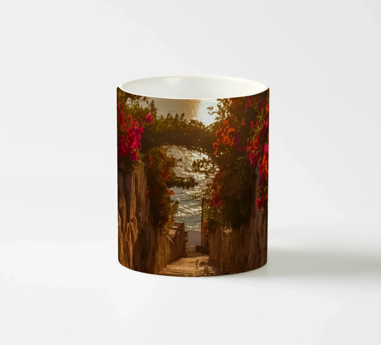 Scala in pietra con fiori che conduce alla vista dell'oceano al tramonto tazza in ceramica da DesignDoodle