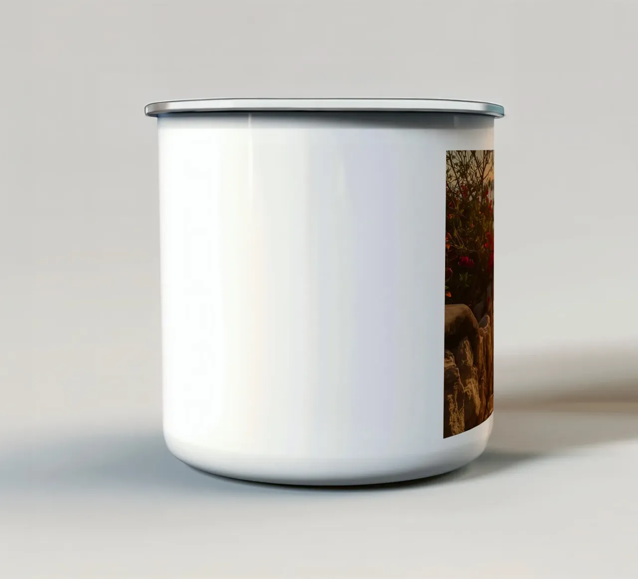 Scala in pietra con fiori che conduce alla vista dell'oceano al tramonto tazza in smalto da DesignDoodle
