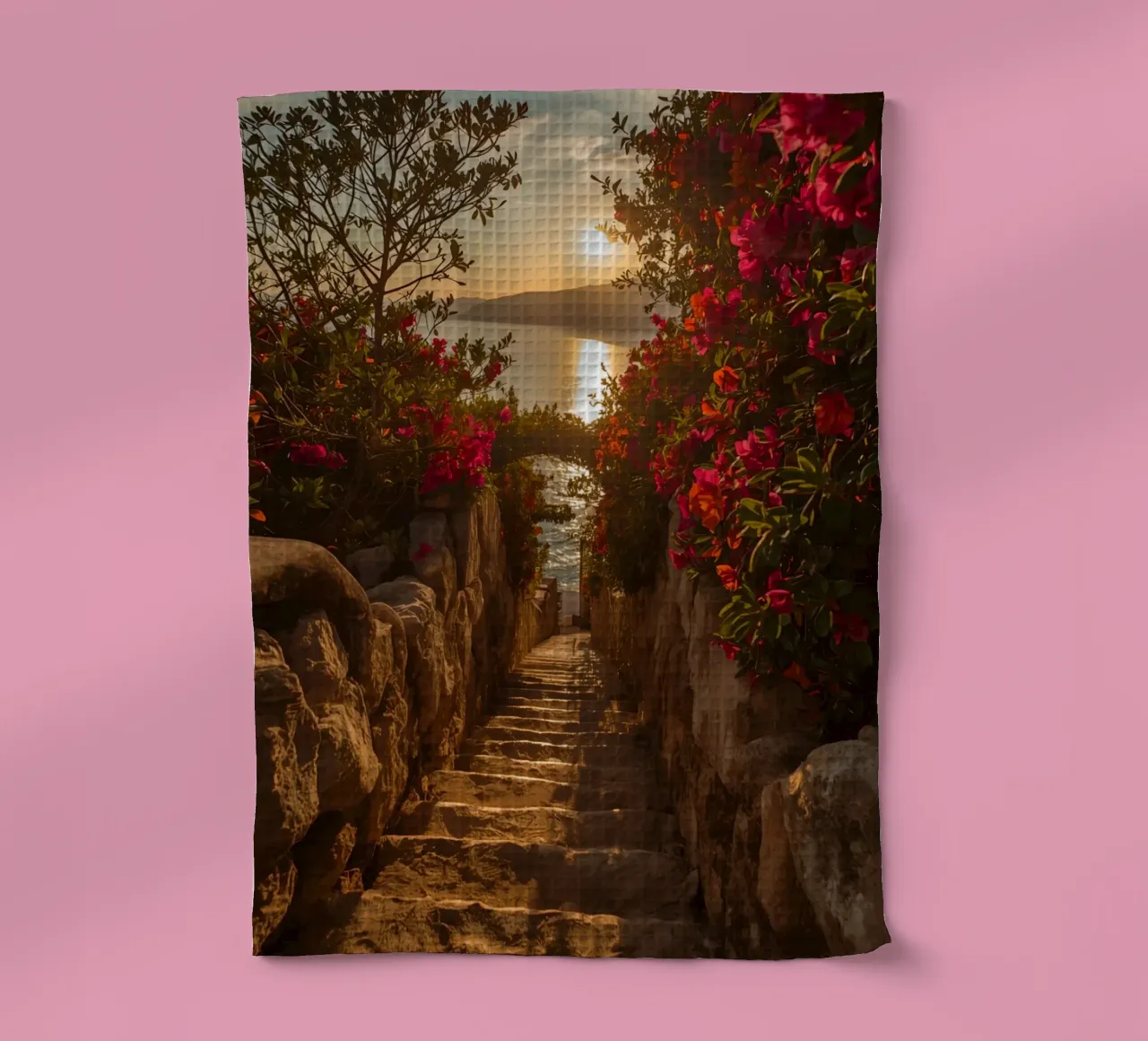 Escalier en pierre avec des fleurs menant à la vue sur l'océan au coucher du soleil torchon de DesignDoodle