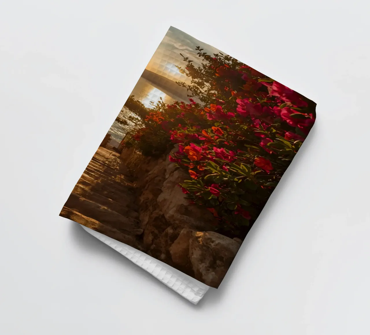 Escalier en pierre avec des fleurs menant à la vue sur l'océan au coucher du soleil torchon de DesignDoodle