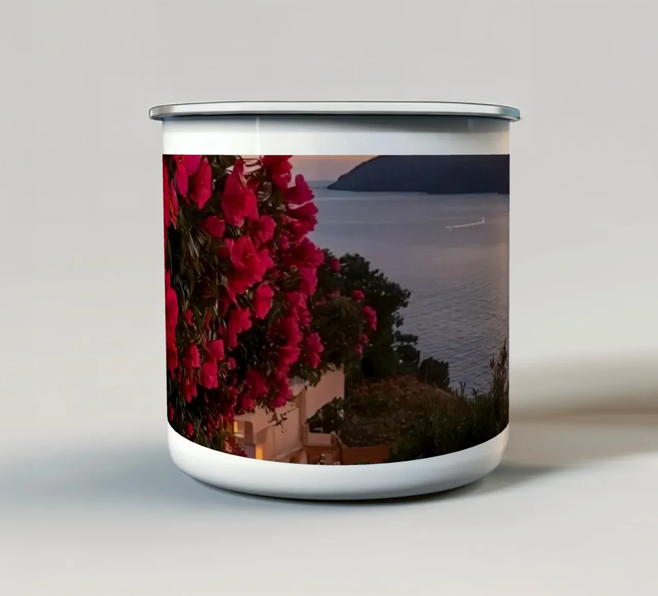 Scala in pietra con lanterne e bouganville che si affacciano sul paesaggio. tazza in smalto da DesignDoodle