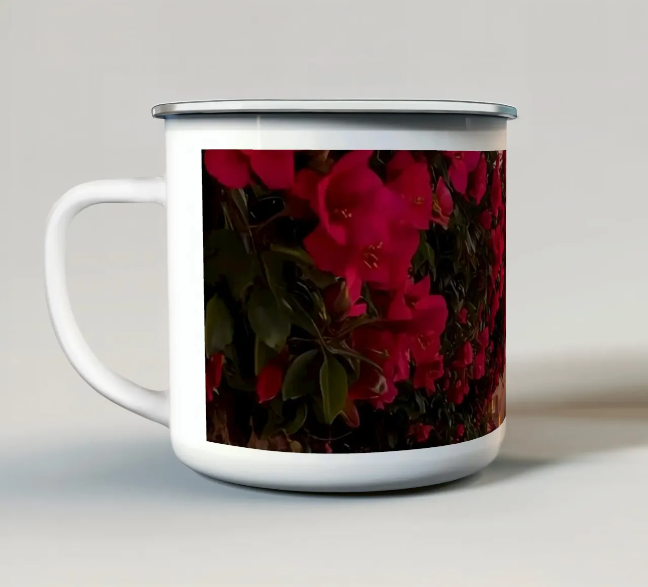 Scala in pietra con lanterne e bouganville che si affacciano sul paesaggio. tazza in smalto da DesignDoodle